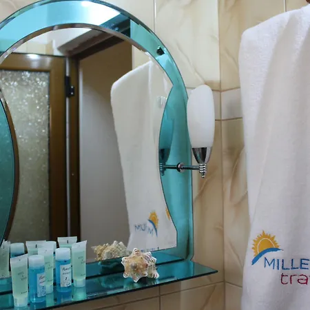 ホテル Hotel Holiday Sarandë