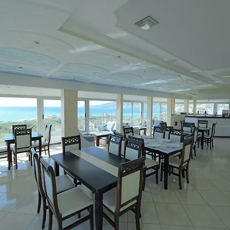 ホテル Hotel Holiday Sarandë