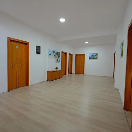 ホテル Hotel Holiday Sarandë