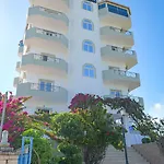 Hotel Holiday 호텔 Sarandë